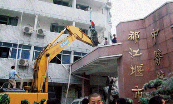 5月12日，成都军区78098部队官兵在都江堰市中医院利用大型机械营救被困群众（张旭海 摄）.PNG