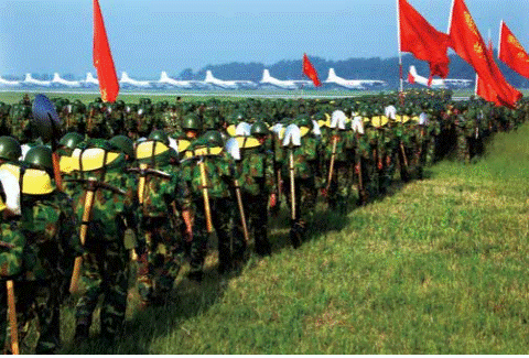 5月13日7 时，空军空降兵某部首批官 兵4500人乘运 输机紧急赶赴地震灾区 （张雷 摄）.PNG
